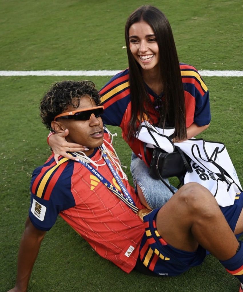 Mesra Kali! Lamine Yamal Rayakan Gelar Juara Bareng Pacar di Tengah Lapangan