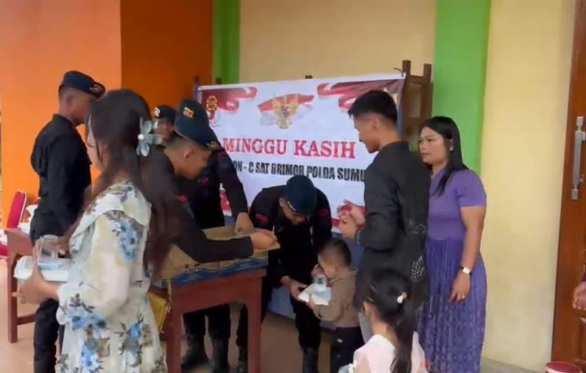 Personel Kompi-2 Yon-C Sat Brimob Polda Sumut Gelar "Minggu Kasih" di Angkola Timur