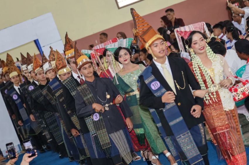 Ny Liswati Wesly Silalahi Buka Lomba Fashion Show Pakaian Adat Simalungun Tingkat SMP