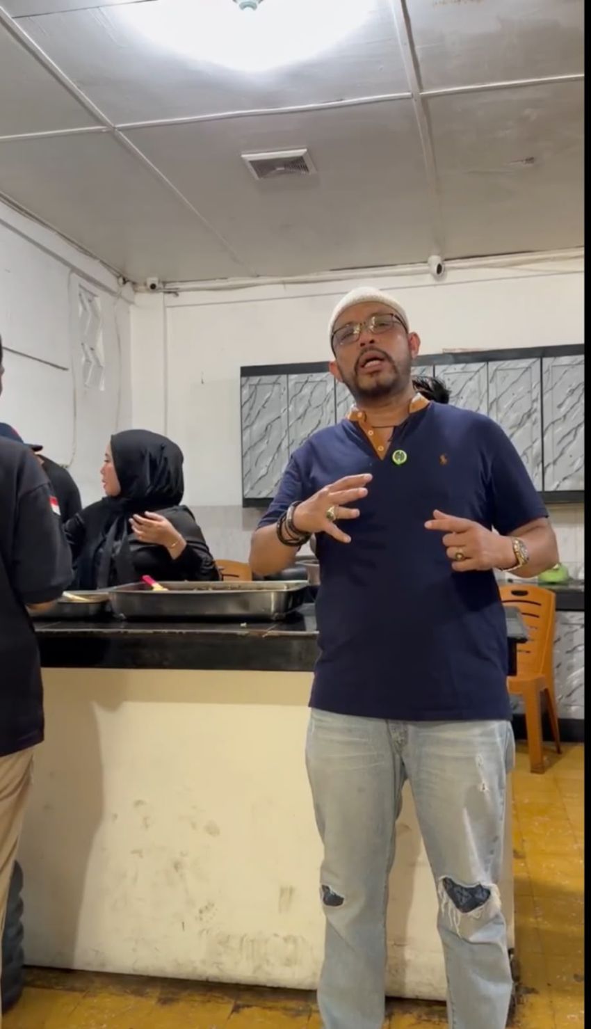 Saling Berbagi di Hari Jumat, GRIB Jaya Kota Medan Bagi-bagi Makanan Tanpa Memandang Agama