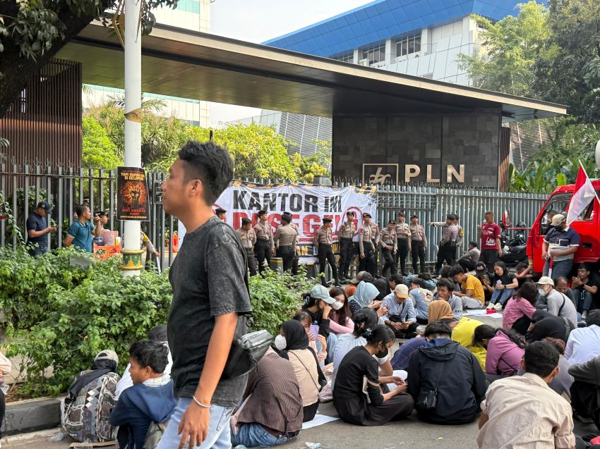 Desak Copot Direksi Akibat Pemadaman Listrik Bergilir, Front Pemuda Kalimantan & Sumatera 'Segel' Kantor PLN Pusat
