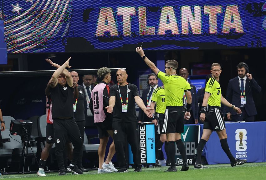 Isyarat Silang Tangan Hossam Hassan ke Wasit di Piala Dunia 2026! Protes ala Mourinho atau Sinyal Rasisme?