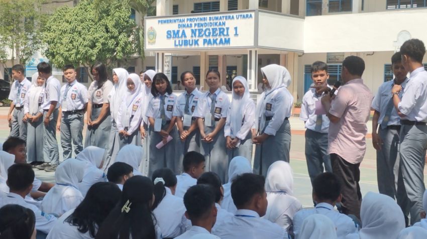 Ketua LPAI Bekali Siswa SMA 1 Lubuk Pakam Jadi " Pahlawan Digital " di MPLS
