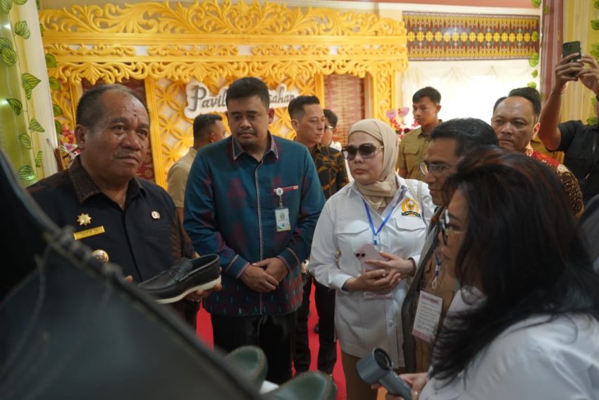 Tim Komisi VII DPR RI Bersama Gubsu Kunjungi Paviliun Asahan Bupati Paparkan Industri Dan Produk Sepatu Bunut