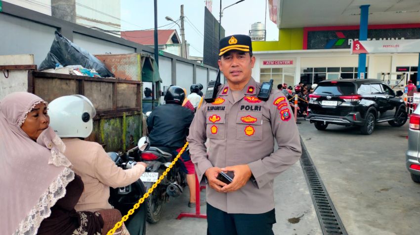 Kawal Mobil Tangki dari Belawan, Kapolsek Medan Helvetia Pastikan Stok BBM Aman