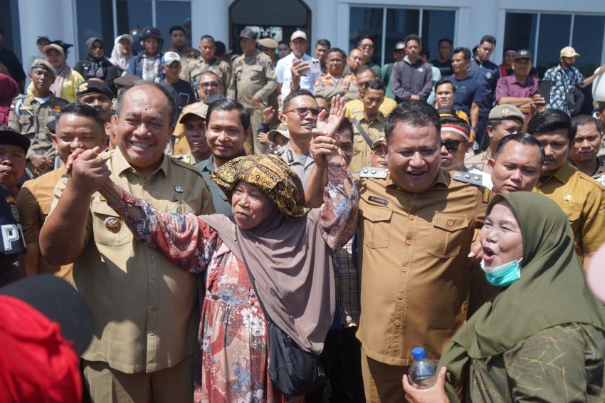 Tuntut Pembangunan Jalan, Warga 4 Desa Geruduk Kantor Bupati, Ini Janji Bupati Asahan