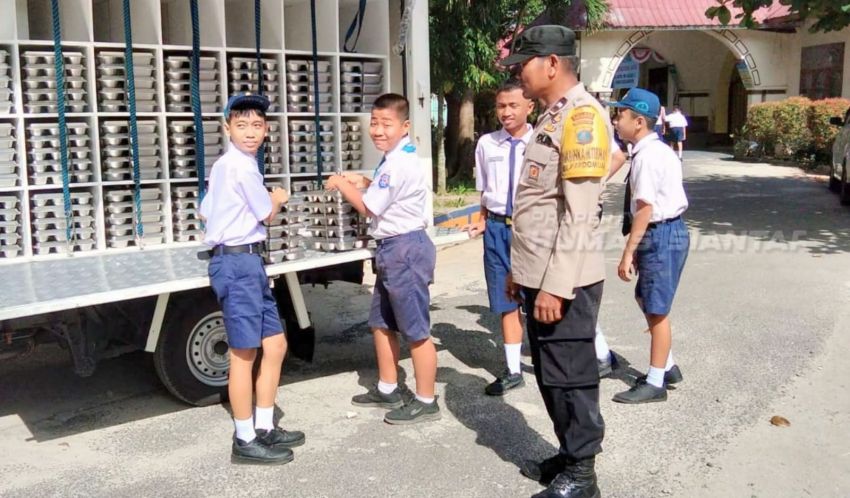 Di SMP Negeri 1, Bhabikamtibmas Polsek Siantar Timur Monitoring Distribusi MBG