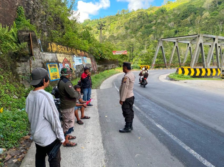 Polsek Sumbul Humanis Imbau Penjual Bendera di Jembatan Lae Renun Dairi