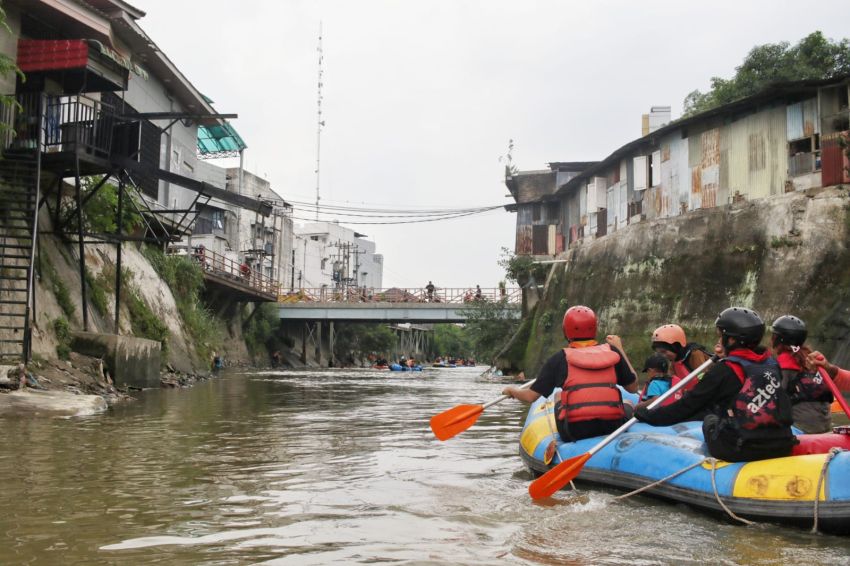 Mahasiswa Pecinta Alam Medan Tangkap Puluhan Ikan Sapu Kaca di Sungai Deli