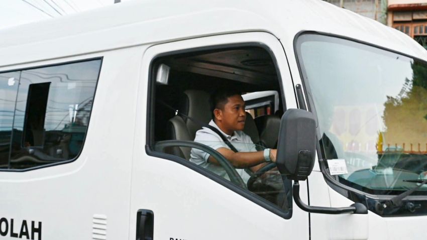Ssst... Wali Kota Sibolga Jadi Sopir Antar Langsung Siswa dengan Bus Sekolah Gratis
