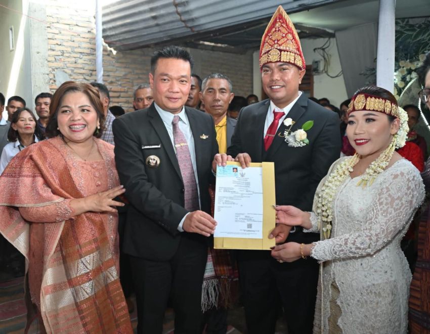 Bupati Humbang Hasundutan Hadiri Perayaan Pernikahan Marton MP Simamora dan Evalina Septriani Simatupang