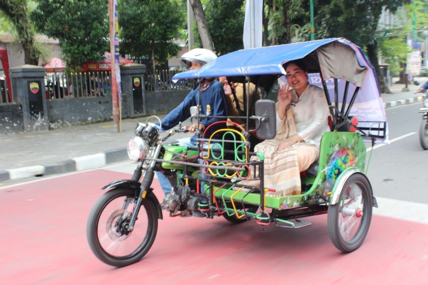 Airin Rico Waas Ajak Naik Becak Keliling Kota Medan di Acara Ladies Program Rakernas APEKSI XVIII