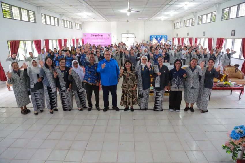 Ketua TP PKK Liswati Wesly Silalahi Bersama Para Bidan Rayakan HUT ke-75 IBI