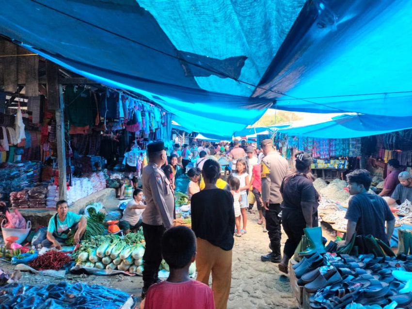 Patroli Jalan Kaki Polsek Silima Pungga Pungga, Pastikan Pasar Parongil Aman