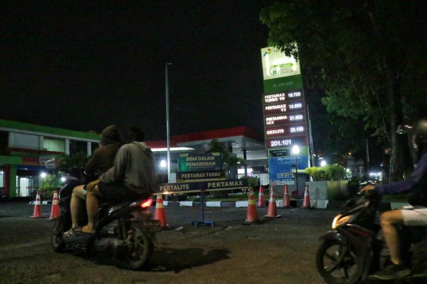 Warga Antre BBM Hingga Dini Hari di SPBU di Kota Medan
