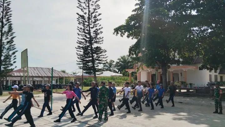Babinsa Koramil Tanah Jawa Latih Paskibra SMA HKBP Huta Bayu Raja