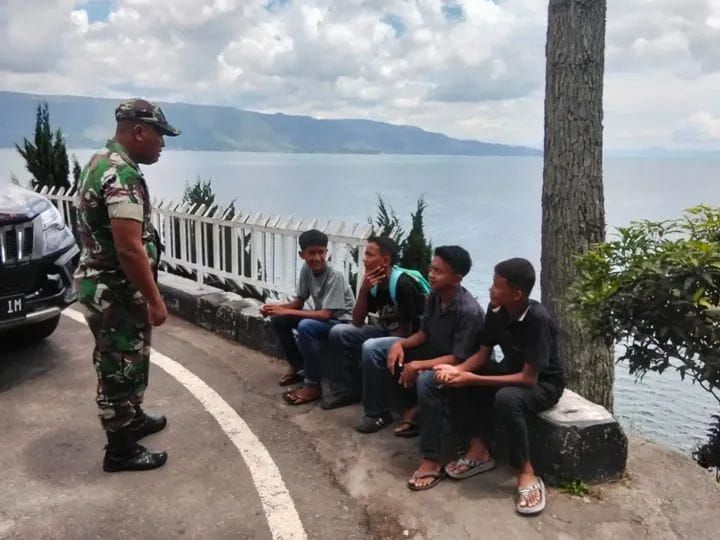 Babinsa Koramil Girsang Sipangan Bolon, Tanamkan Budaya Wisata Bersih dan Aman di Parapat