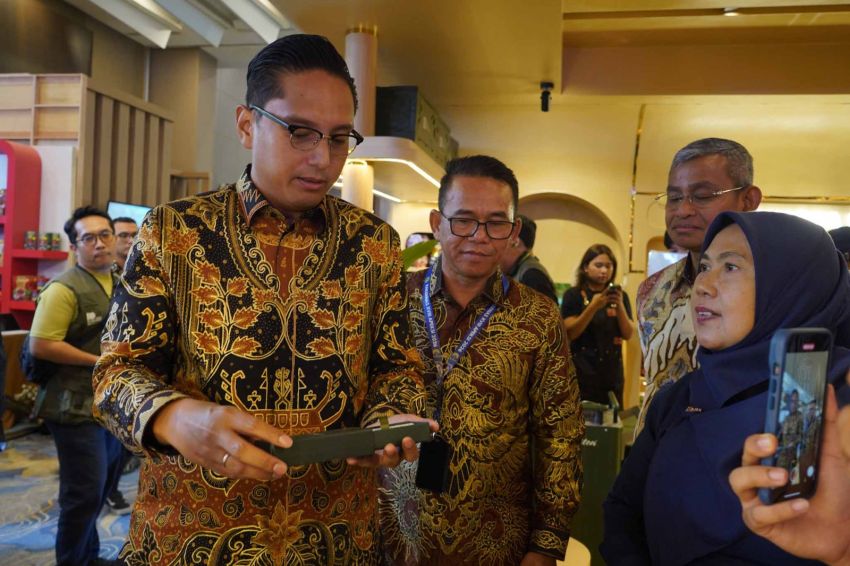 Rico Waas Promosikan Cerutu Tembakau Deli di Stand Dekranasda Kota Medan