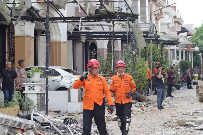 Dahsyatnya Ledakan di Rumah Mewah Grand Polonia, Lihat Foto-foto Evakuasi Korban