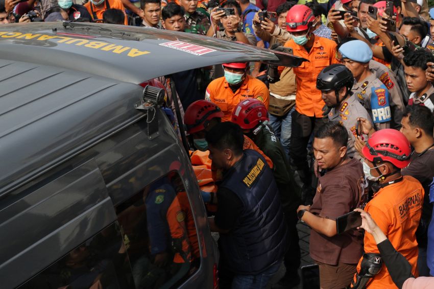 Dahsyatnya Ledakan di Rumah Mewah Grand Polonia, Lihat Foto-foto Evakuasi Korban