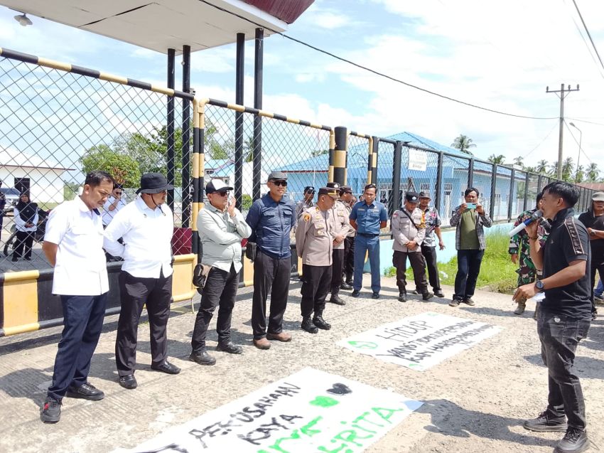 Massa Aksi Geram, SPPPLU Ancam Hadang Truk CPO PT HPP tak Bisa Tunjukkan Kelengkapan Dokumen Bongkar Muat