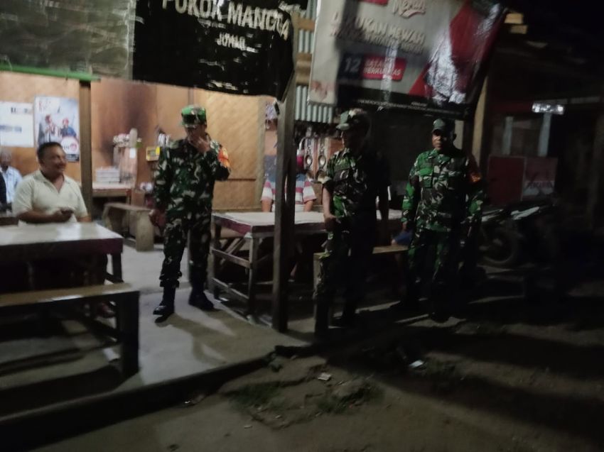 Babinsa Koramil 07/Juhar dan Karang Taruna Jaga Kehangatan Malam