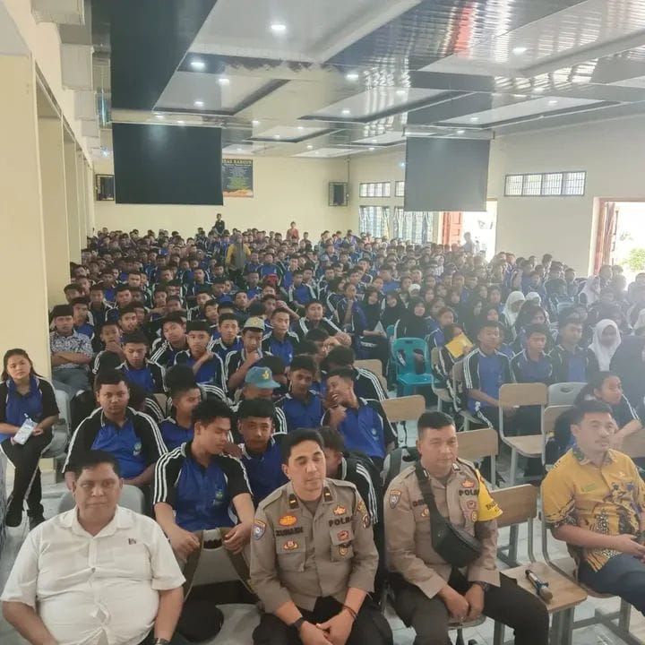Polsek Berastagi Sosialisasikan Bahaya Judi Online dan Narkoba ke Siswa Baru SMK Negeri 1 Merdeka