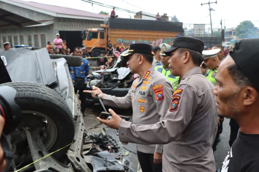 Kapolrestabes Medan Kombes Pol. Dr. Jean Calvijn Simanjuntak Pimpin Langsung Proses Penanganan   Tabrakan Beruntun di Sibolangit