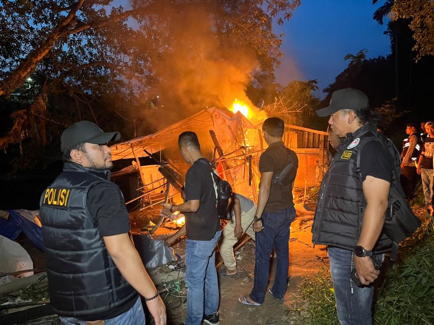 Sempat Mendapat Perlawanan Warga, Satresnarkoba Polrestabes Medan Bumihanguskan Sarang Narkoba Klambir V