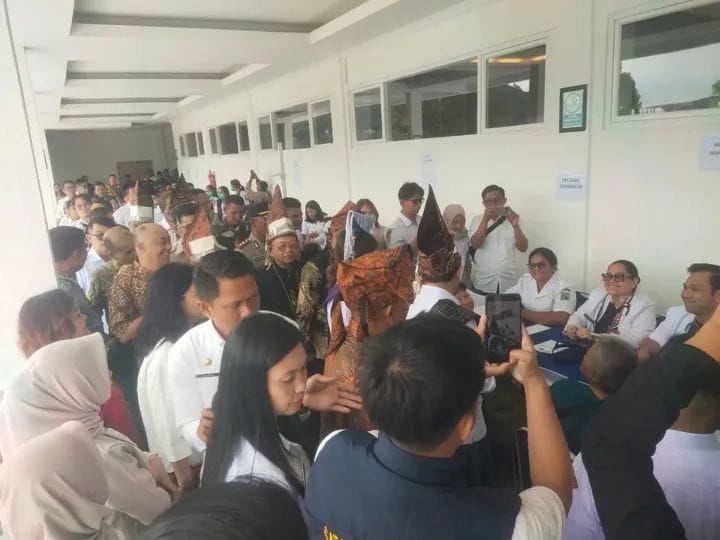 Wamenkes Tinjau Skrining TBC di Tigaraja, Babinsa Girsang Sipangan Bolon Pastikan Kelancar Kegiatan
