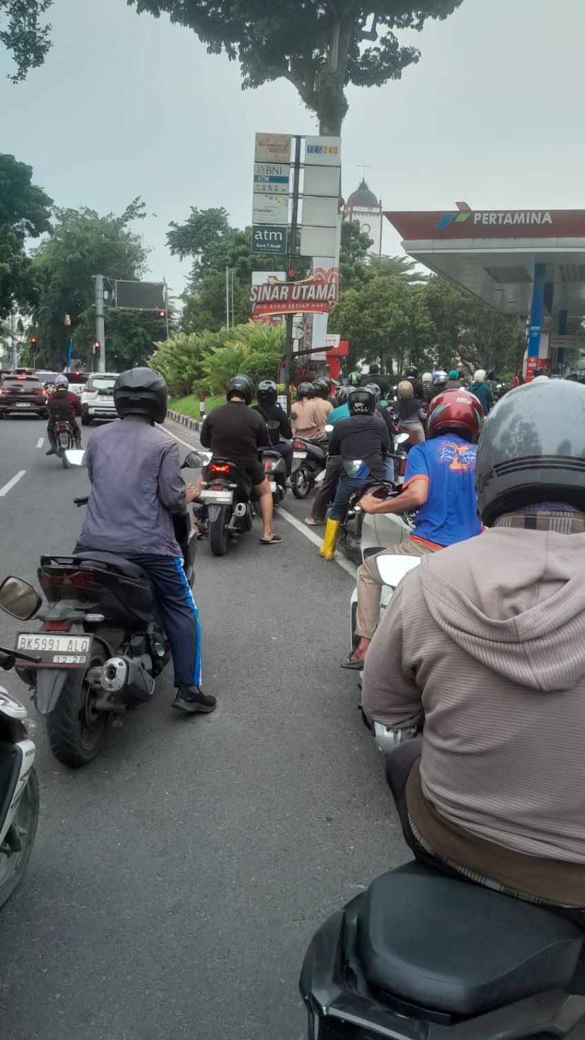 Antrean BBM Memprihatinkan, Satuan Brimob Polda Sumut Bergerak Jaga Keamanan dan Ketertiban Masyarakat di Kota Medan