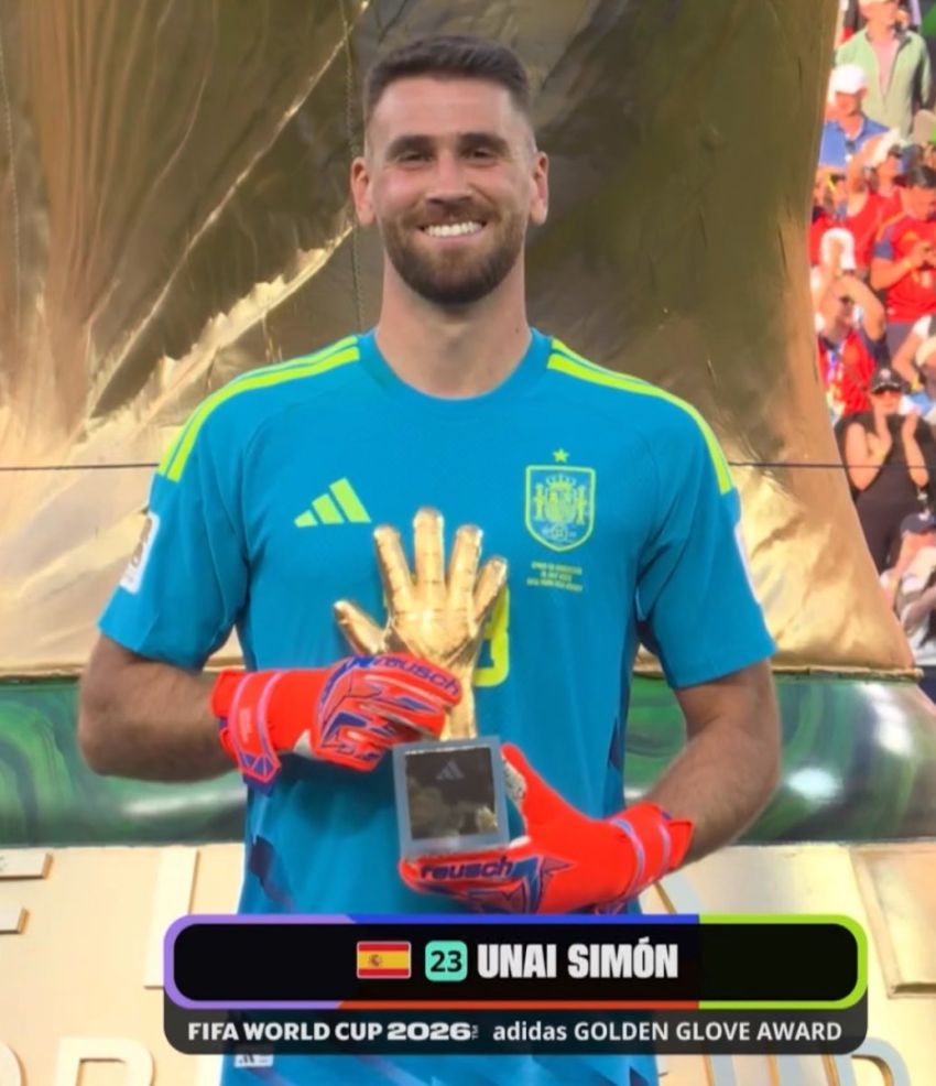 Kiper Timnas Spanyol Unai Simon Raih Sarung Tangan Emas
