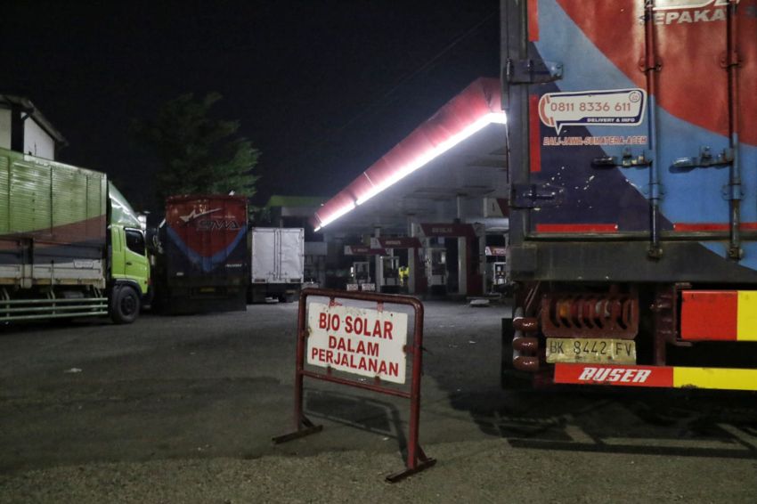 Warga Antre BBM Hingga Dini Hari di SPBU di Kota Medan