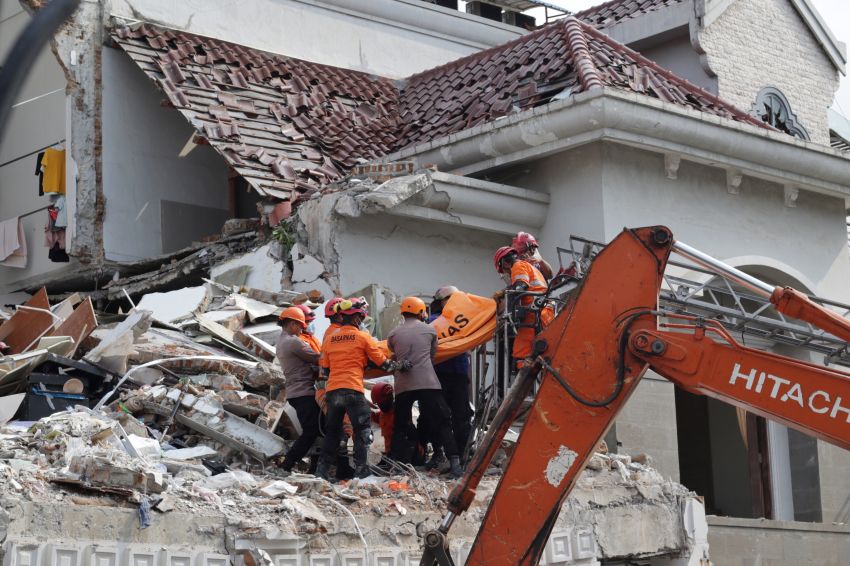 Dahsyatnya Ledakan di Rumah Mewah Grand Polonia, Lihat Foto-foto Evakuasi Korban
