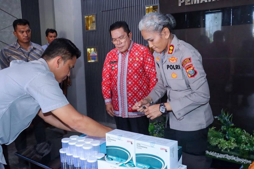 Wesly Silalahi Serahkan 1.000 Alat Tes Urine ke Polres Pematangsiantar Diterima  AKBP Sah Udur Sitinjak