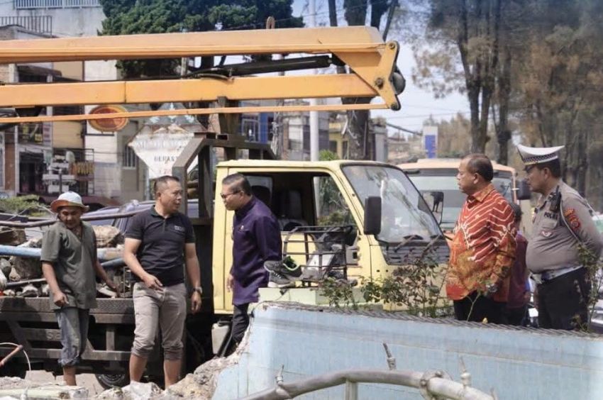Bupati Karo Tinjau Lokasi Kecelakaan Tugu Perjuangan Berastagi, Instruksikan Perbaikan Dipercepat