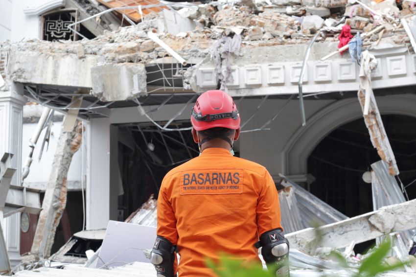 Dahsyatnya Ledakan di Rumah Mewah Grand Polonia, Lihat Foto-foto Evakuasi Korban