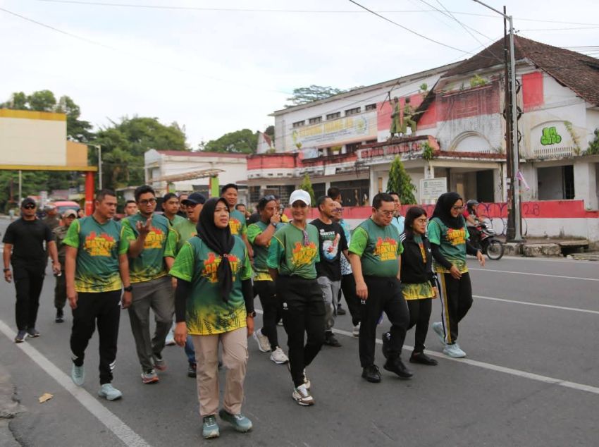 Wesly Silalahi Jalan Santai dan Senam Sehat di Festival Rakyat Nobar Bola Gembira Siantar
