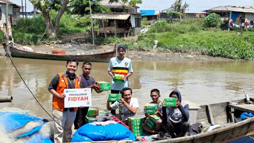 Rumah Zakat dan Kitabisa Salurkan 100 Paket Fidyah untuk Nelayan Dhuafa di Pekan Labuhan