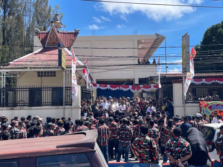 Ratusan Kader LMP Karo Gelar Aksi Damai di Polres Tanah Karo