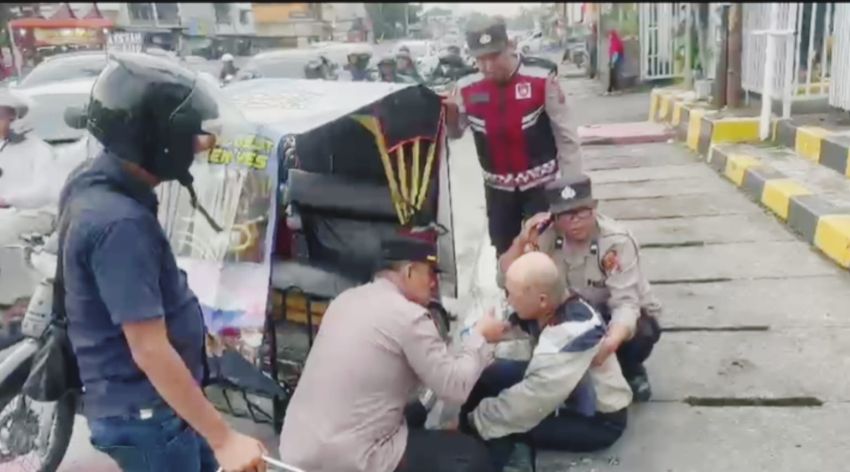 Polri Hadir untuk Masyarakat, Polsek Medan Kota Sigap Tolong Kakek yang Pingsan di Jalan