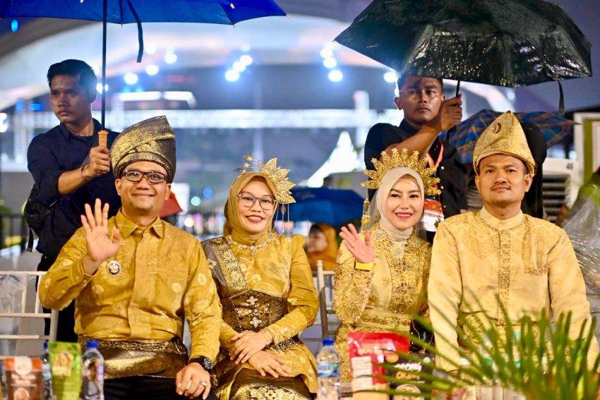 Wali Kota Mahyaruddin Salim dan Ketua TP PKK Pakai Pakaian Adat Melayu Ikuti Karnaval Budaya Nusantara APEKSI ke-18 Kota Medan