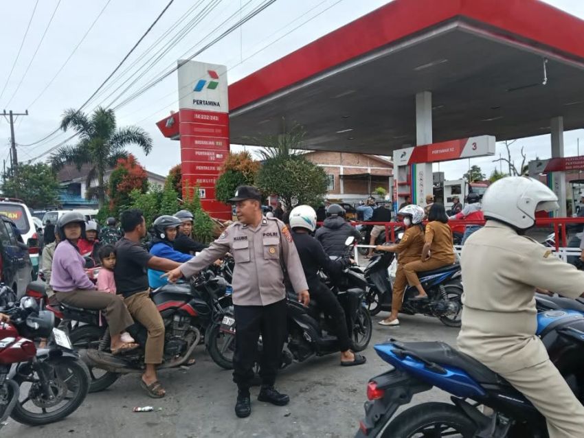 Polres Dairi Lewat Sat Binmas Tertibkan Arus Lalin di Antrean SPBU