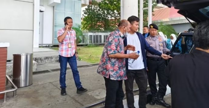 Ini Penampakan Bupati Langkat Syah Afandin Saat Diboyong KPK, Kenakan Batik Pink-Biru dan Masker