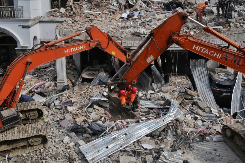 Dahsyatnya Ledakan di Rumah Mewah Grand Polonia, Lihat Foto-foto Evakuasi Korban
