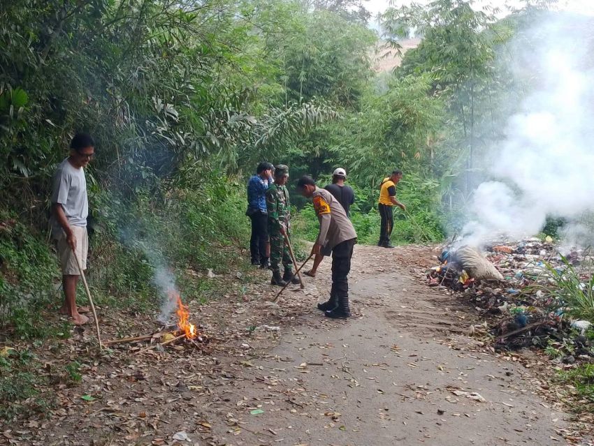 Polsek Juhar Bersama Forkopimcam dan Warga Gelar Gotong Royong Bersihkan Akses Jalan Menuju Kecamatan Juhar