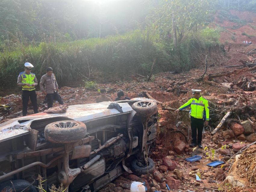 Minibus Masuk Jurang di Sitahuis Tapteng, Sopir Luka Berat