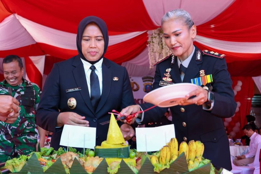 Wakil Wali Kota Herlina Bersama Kapolres Pematangsiantar Potong Kue Tart Peringatan Hari Bhayangkara.