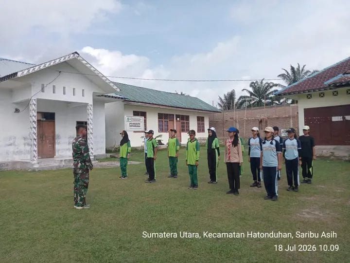 Babinsa Latih Paskibra SLTP di Hatonduhan