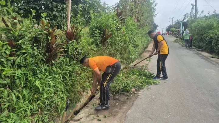 Polsek Simpang Empat Gotong Royong Bersama Warga, Wujudkan Lingkungan Desa Kutambelin Bersih dan Asri